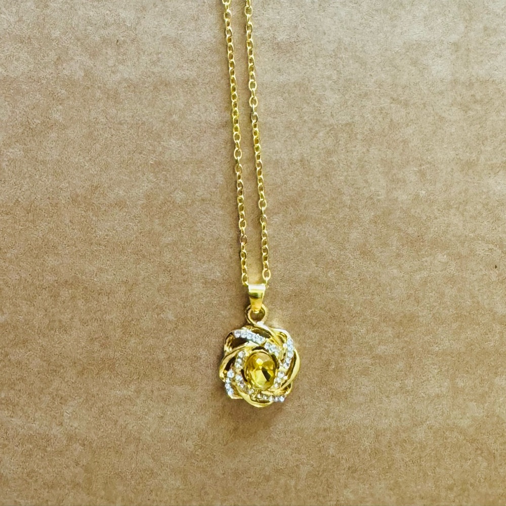 Beautiful Pendant Necklace - Picture 5 of 9
